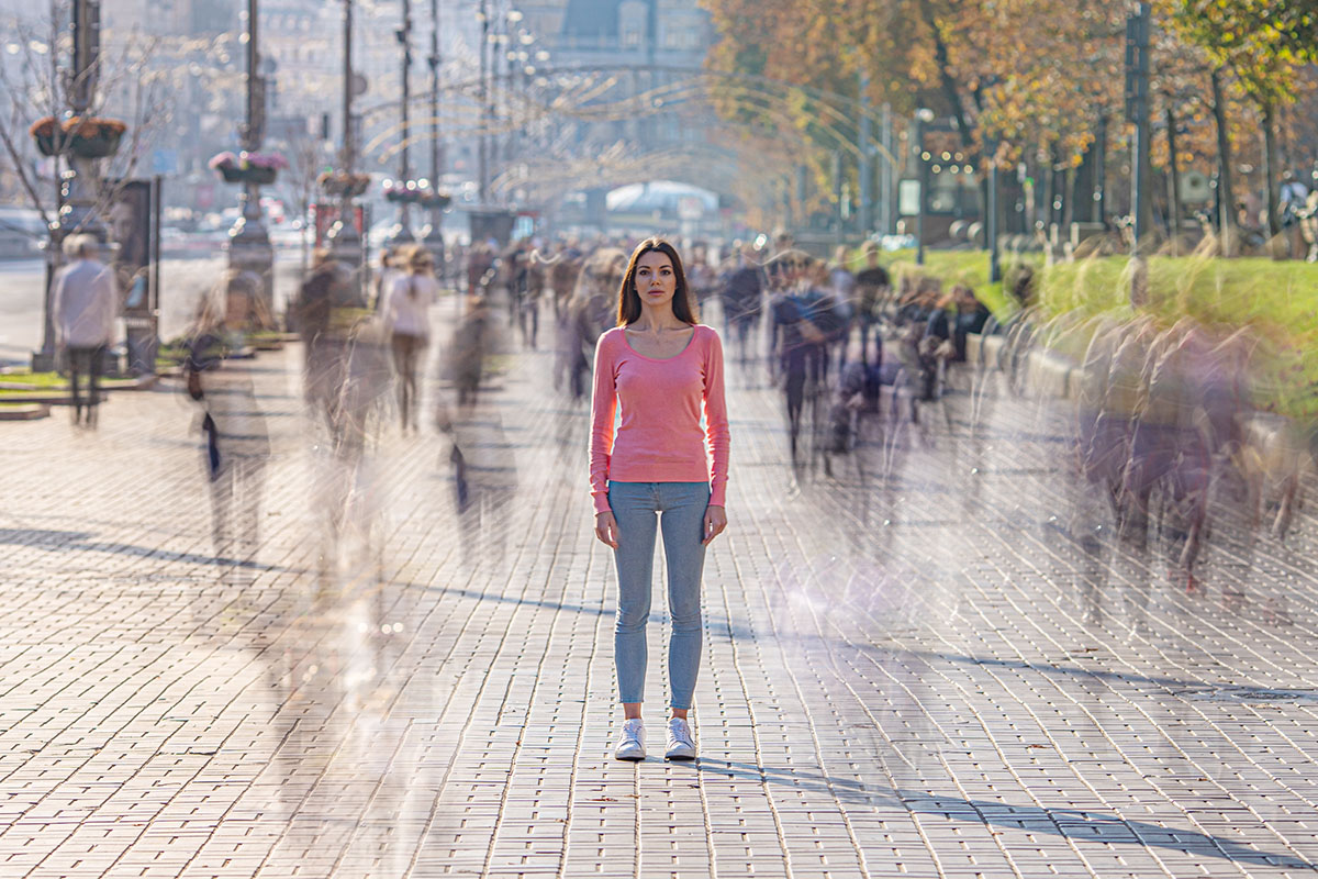 The young woman stands in crowdy flow Modernes Webdesign und Zeitgeist