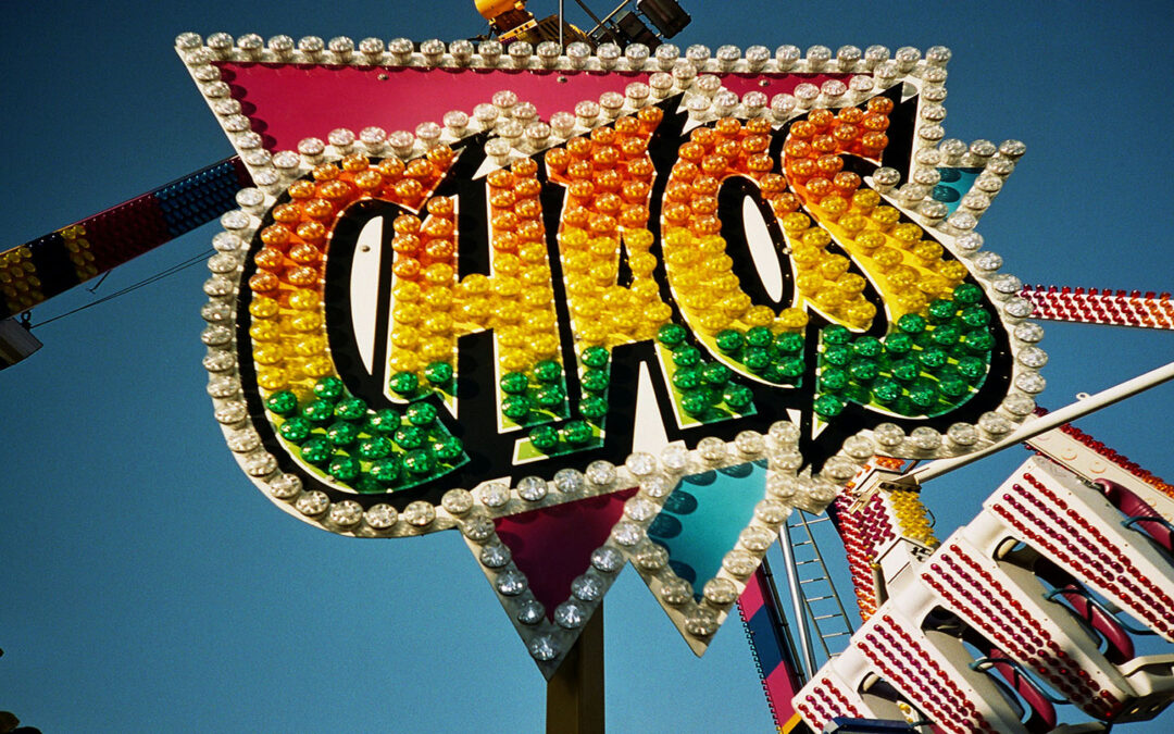 Leuchtreklame mit dem Schriftzug Chaos